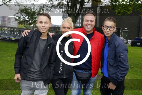 Amsterdam 6 september 2015
ALS Amsterdam City Swim in de grachten van Amsterdam met veel bekende nederlanders.
Mariska Bauer met Frans en zonen Christiaan en Jan