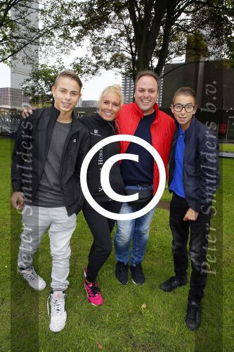 Amsterdam 6 september 2015
ALS Amsterdam City Swim in de grachten van Amsterdam met veel bekende nederlanders.
Mariska Bauer met Frans en zonen Christiaan en Jan