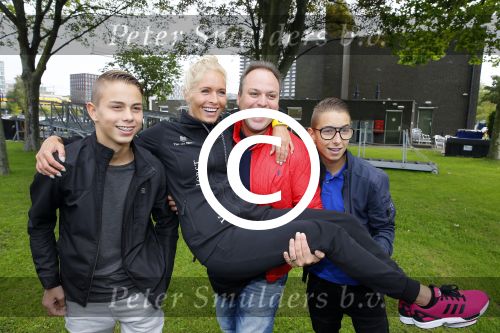Amsterdam 6 september 2015
ALS Amsterdam City Swim in de grachten van Amsterdam met veel bekende nederlanders.
Mariska Bauer met Frans en zonen Christiaan en Jan
