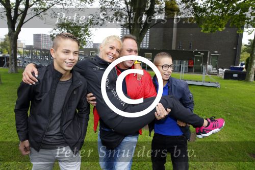 Amsterdam 6 september 2015
ALS Amsterdam City Swim in de grachten van Amsterdam met veel bekende nederlanders.
Mariska Bauer met Frans en zonen Christiaan en Jan
