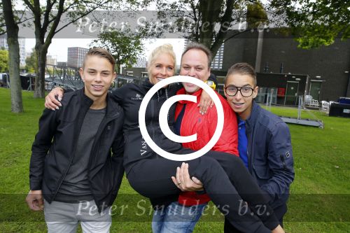 Amsterdam 6 september 2015
ALS Amsterdam City Swim in de grachten van Amsterdam met veel bekende nederlanders.
Mariska Bauer met Frans en zonen Christiaan en Jan