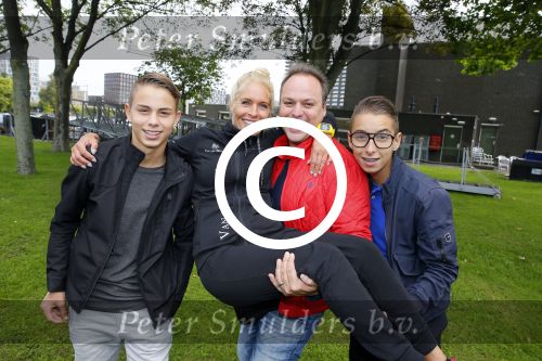Amsterdam 6 september 2015
ALS Amsterdam City Swim in de grachten van Amsterdam met veel bekende nederlanders.
Mariska Bauer met Frans en zonen Christiaan en Jan
