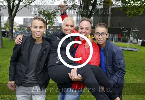 Amsterdam 6 september 2015
ALS Amsterdam City Swim in de grachten van Amsterdam met veel bekende nederlanders.
Mariska Bauer met Frans en zonen Christiaan en Jan