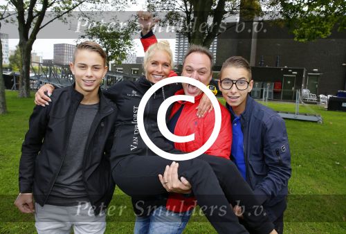 Amsterdam 6 september 2015
ALS Amsterdam City Swim in de grachten van Amsterdam met veel bekende nederlanders.
Mariska Bauer met Frans en zonen Christiaan en Jan