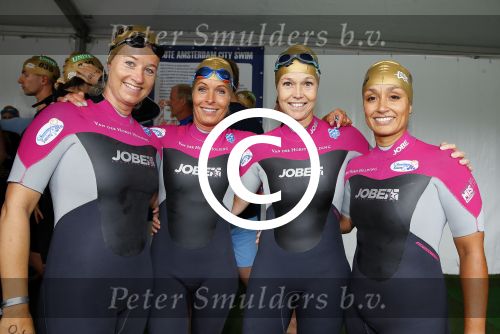 Amsterdam 6 september 2015
ALS Amsterdam City Swim in de grachten van Amsterdam met veel bekende nederlanders.
Mariska Bauer met Frans en zonen Christiaan en Jan
