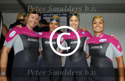 Amsterdam 6 september 2015
ALS Amsterdam City Swim in de grachten van Amsterdam met veel bekende nederlanders.
Mariska Bauer met Frans en zonen Christiaan en Jan