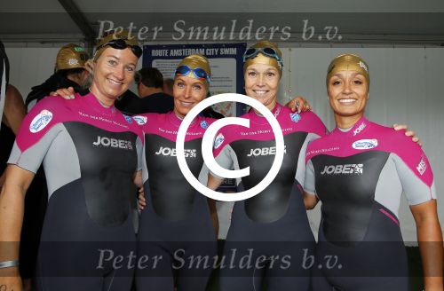 Amsterdam 6 september 2015
ALS Amsterdam City Swim in de grachten van Amsterdam met veel bekende nederlanders.
Mariska Bauer met Frans en zonen Christiaan en Jan