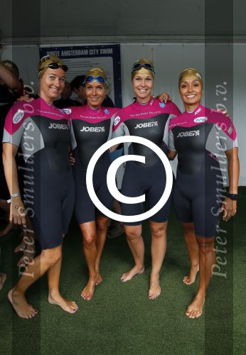 Amsterdam 6 september 2015
ALS Amsterdam City Swim in de grachten van Amsterdam met veel bekende nederlanders.
Mariska Bauer met Frans en zonen Christiaan en Jan