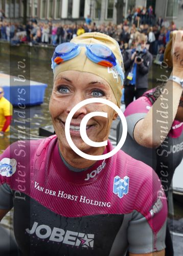 Amsterdam 6 september 2015
ALS Amsterdam City Swim in de grachten van Amsterdam met veel bekende nederlanders.
Mariska Bauer met Frans en zonen Christiaan en Jan