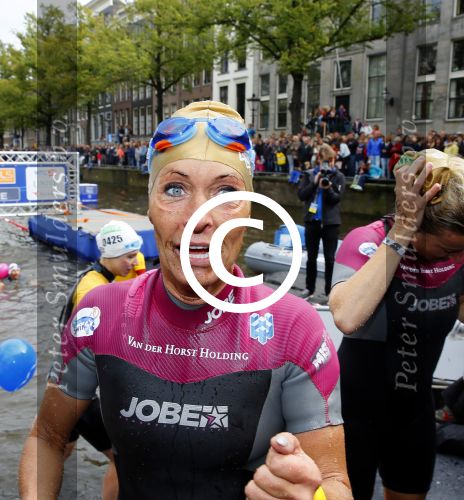 Amsterdam 6 september 2015
ALS Amsterdam City Swim in de grachten van Amsterdam met veel bekende nederlanders.
Mariska Bauer met Frans en zonen Christiaan en Jan