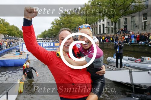 Amsterdam 6 september 2015
ALS Amsterdam City Swim in de grachten van Amsterdam met veel bekende nederlanders.
Mariska Bauer met Frans en zonen Christiaan en Jan