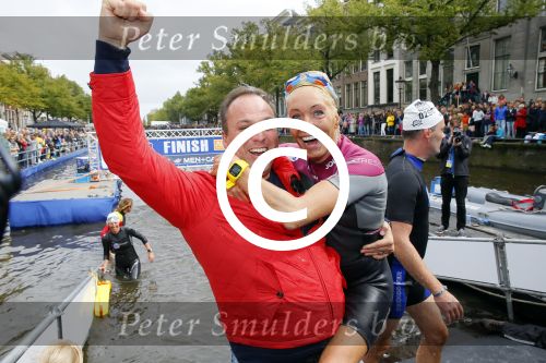 Amsterdam 6 september 2015
ALS Amsterdam City Swim in de grachten van Amsterdam met veel bekende nederlanders.
Mariska Bauer met Frans en zonen Christiaan en Jan