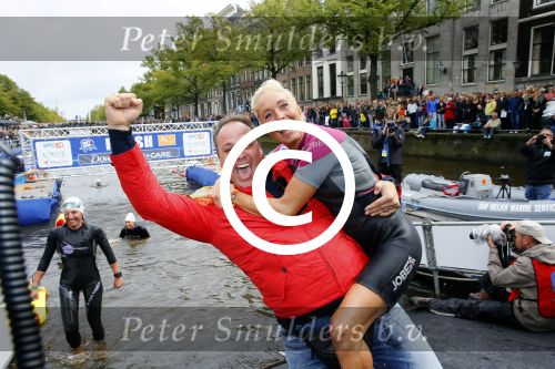 Amsterdam 6 september 2015
ALS Amsterdam City Swim in de grachten van Amsterdam met veel bekende nederlanders.
Mariska Bauer met Frans en zonen Christiaan en Jan