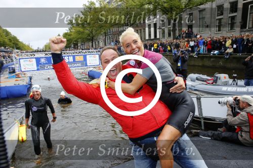 Amsterdam 6 september 2015
ALS Amsterdam City Swim in de grachten van Amsterdam met veel bekende nederlanders.
Mariska Bauer met Frans en zonen Christiaan en Jan