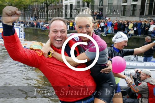 Amsterdam 6 september 2015
ALS Amsterdam City Swim in de grachten van Amsterdam met veel bekende nederlanders.
Mariska Bauer met Frans en zonen Christiaan en Jan
