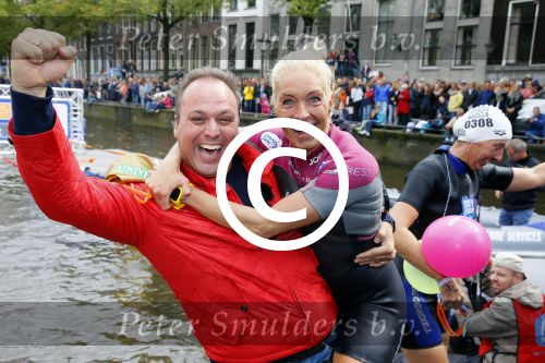 Amsterdam 6 september 2015
ALS Amsterdam City Swim in de grachten van Amsterdam met veel bekende nederlanders.
Mariska Bauer met Frans en zonen Christiaan en Jan