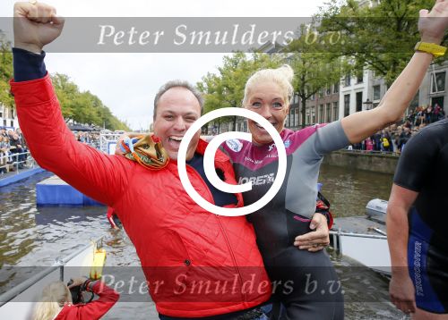 Amsterdam 6 september 2015
ALS Amsterdam City Swim in de grachten van Amsterdam met veel bekende nederlanders.
Mariska Bauer met Frans en zonen Christiaan en Jan