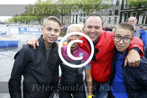 Amsterdam 6 september 2015
ALS Amsterdam City Swim in de grachten van Amsterdam met veel bekende nederlanders.
Mariska Bauer met Frans en zonen Christiaan en Jan