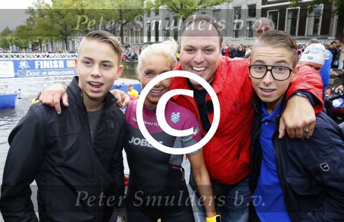 Amsterdam 6 september 2015
ALS Amsterdam City Swim in de grachten van Amsterdam met veel bekende nederlanders.
Mariska Bauer met Frans en zonen Christiaan en Jan