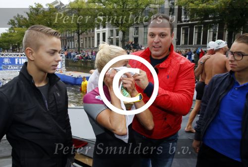 Amsterdam 6 september 2015
ALS Amsterdam City Swim in de grachten van Amsterdam met veel bekende nederlanders.
Mariska Bauer met Frans en zonen Christiaan en Jan