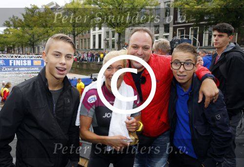 Amsterdam 6 september 2015
ALS Amsterdam City Swim in de grachten van Amsterdam met veel bekende nederlanders.
Mariska Bauer met Frans en zonen Christiaan en Jan