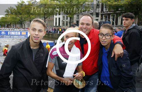 Amsterdam 6 september 2015
ALS Amsterdam City Swim in de grachten van Amsterdam met veel bekende nederlanders.
Mariska Bauer met Frans en zonen Christiaan en Jan