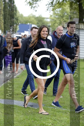 Amsterdam 6 september 2015
ALS Amsterdam City Swim in de grachten van Amsterdam met veel bekende nederlanders.
Mariska Hulscher kwam met vriend Toon en zijn kinderen