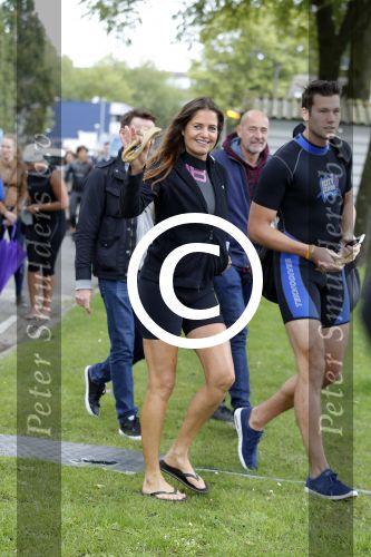Amsterdam 6 september 2015
ALS Amsterdam City Swim in de grachten van Amsterdam met veel bekende nederlanders.
Mariska Hulscher kwam met vriend Toon en zijn kinderen