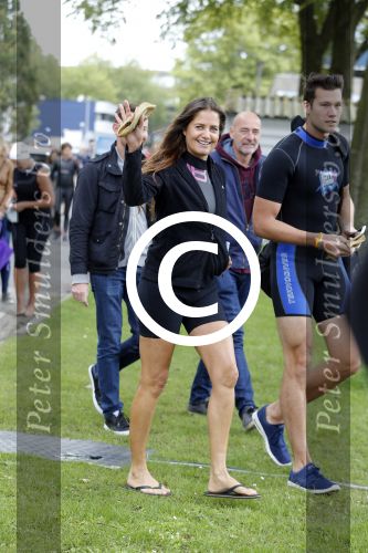 Amsterdam 6 september 2015
ALS Amsterdam City Swim in de grachten van Amsterdam met veel bekende nederlanders.
Mariska Hulscher kwam met vriend Toon en zijn kinderen