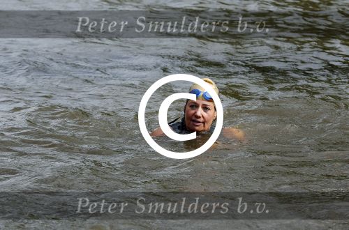 Amsterdam 6 september 2015
ALS Amsterdam City Swim in de grachten van Amsterdam met veel bekende nederlanders.
Mariska Hulscher kwam met vriend Toon en zijn kinderen