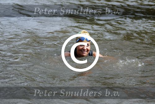 Amsterdam 6 september 2015
ALS Amsterdam City Swim in de grachten van Amsterdam met veel bekende nederlanders.
Mariska Hulscher kwam met vriend Toon en zijn kinderen