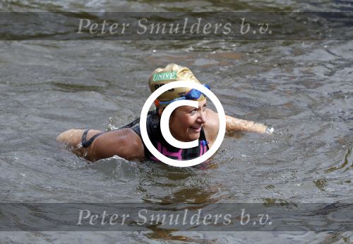 Amsterdam 6 september 2015
ALS Amsterdam City Swim in de grachten van Amsterdam met veel bekende nederlanders.
Mariska Hulscher kwam met vriend Toon en zijn kinderen