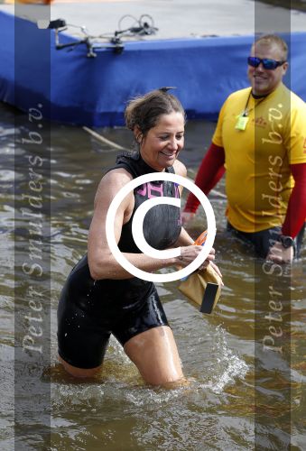 Amsterdam 6 september 2015
ALS Amsterdam City Swim in de grachten van Amsterdam met veel bekende nederlanders.
Mariska Hulscher kwam met vriend Toon en zijn kinderen