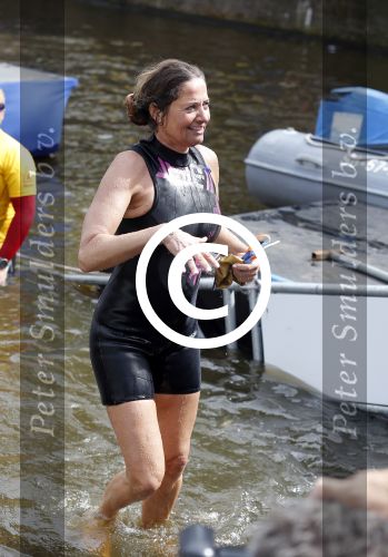 Amsterdam 6 september 2015
ALS Amsterdam City Swim in de grachten van Amsterdam met veel bekende nederlanders.
Mariska Hulscher kwam met vriend Toon en zijn kinderen