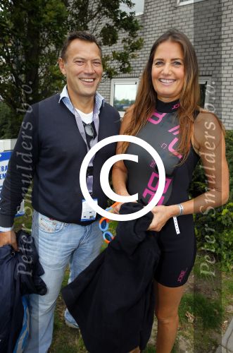 Amsterdam 6 september 2015
ALS Amsterdam City Swim in de grachten van Amsterdam met veel bekende nederlanders.
Mariska Hulscher kwam met vriend Toon en zijn kinderen