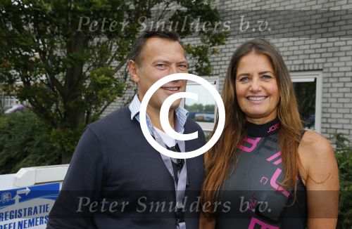 Amsterdam 6 september 2015
ALS Amsterdam City Swim in de grachten van Amsterdam met veel bekende nederlanders.
Mariska Hulscher kwam met vriend Toon en zijn kinderen