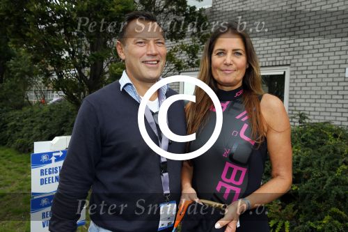 Amsterdam 6 september 2015
ALS Amsterdam City Swim in de grachten van Amsterdam met veel bekende nederlanders.
Mariska Hulscher kwam met vriend Toon en zijn kinderen