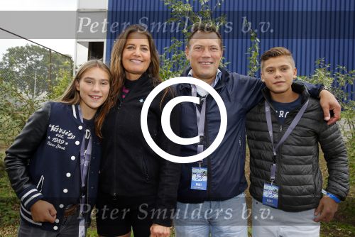 Amsterdam 6 september 2015
ALS Amsterdam City Swim in de grachten van Amsterdam met veel bekende nederlanders.
Mariska Hulscher kwam met vriend Toon en zijn kinderen