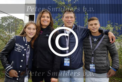 Amsterdam 6 september 2015
ALS Amsterdam City Swim in de grachten van Amsterdam met veel bekende nederlanders.
Mariska Hulscher kwam met vriend Toon en zijn kinderen