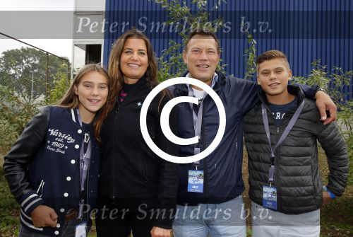 Amsterdam 6 september 2015
ALS Amsterdam City Swim in de grachten van Amsterdam met veel bekende nederlanders.
Mariska Hulscher kwam met vriend Toon en zijn kinderen