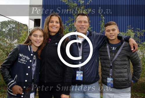 Amsterdam 6 september 2015
ALS Amsterdam City Swim in de grachten van Amsterdam met veel bekende nederlanders.
Mariska Hulscher kwam met vriend Toon en zijn kinderen