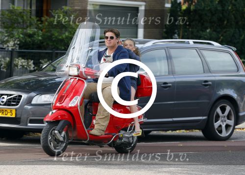 Amsterdam 26 augustus 2015 
Martijn Krabbe met dochter Jasmijn op zijn vespa scooter