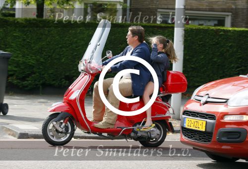 Amsterdam 26 augustus 2015 
Martijn Krabbe met dochter Jasmijn op zijn vespa scooter
