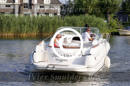 Nigtevecht 13 augustus 2015
Jurgen Smit en Milika Peterzon varen met hun boot en hond op de vecht.