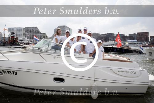 Amsterdam 19 augustus 2015
Milika Peterzon en Jurgen Smit met vrienden op de boot tijdens Sail 2015