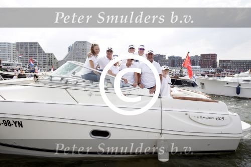 Amsterdam 19 augustus 2015
Milika Peterzon en Jurgen Smit met vrienden op de boot tijdens Sail 2015