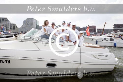 Amsterdam 19 augustus 2015
Milika Peterzon en Jurgen Smit met vrienden op de boot tijdens Sail 2015