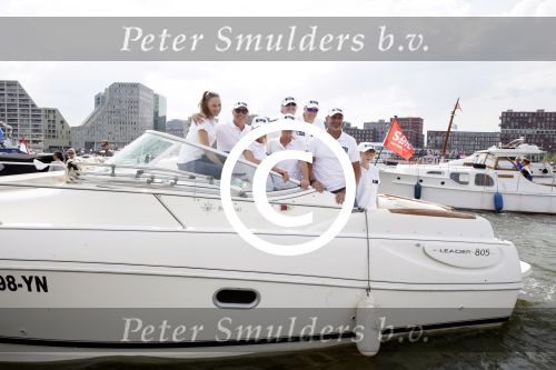 Amsterdam 19 augustus 2015
Milika Peterzon en Jurgen Smit met vrienden op de boot tijdens Sail 2015
