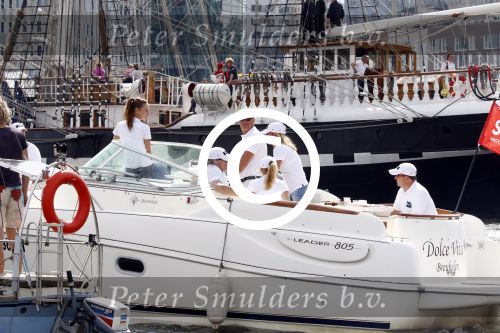 Amsterdam 19 augustus 2015
Milika Peterzon en Jurgen Smit met vrienden op de boot tijdens Sail 2015