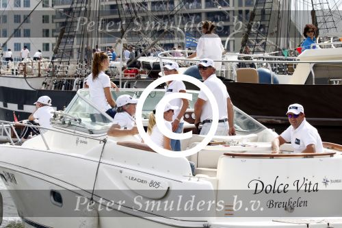 Amsterdam 19 augustus 2015
Milika Peterzon en Jurgen Smit met vrienden op de boot tijdens Sail 2015